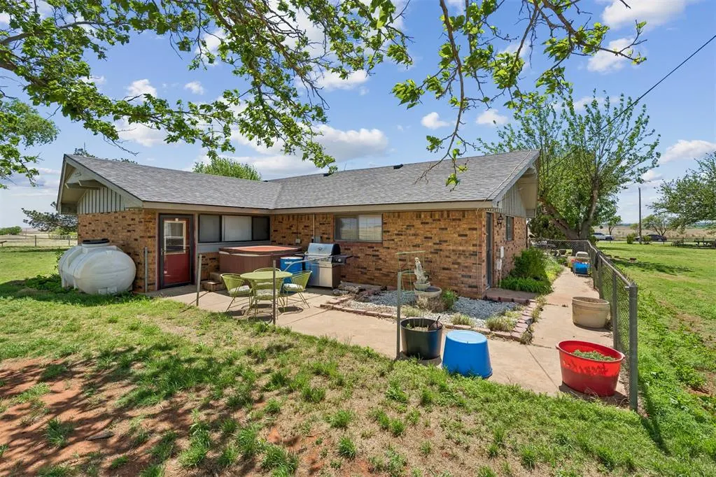 Photo 9 — 21749 E 1150 Road, Foss, OK 73647