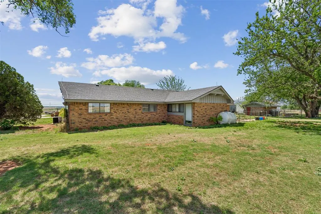 Photo 10 — 21749 E 1150 Road, Foss, OK 73647