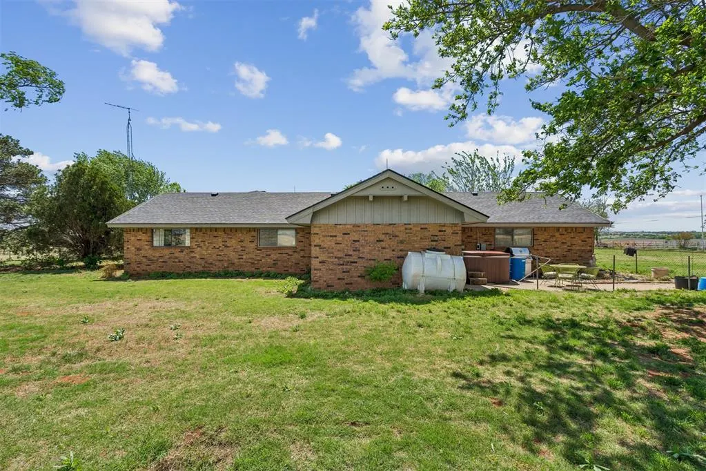 Photo 11 — 21749 E 1150 Road, Foss, OK 73647