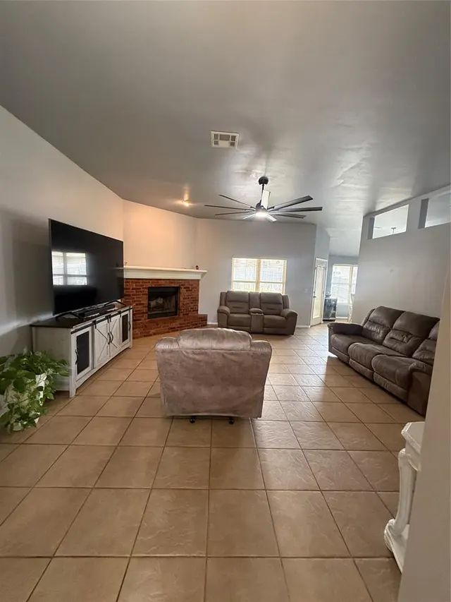 Photo 3 — 1800 Meadow Run Drive, Moore, OK 73160