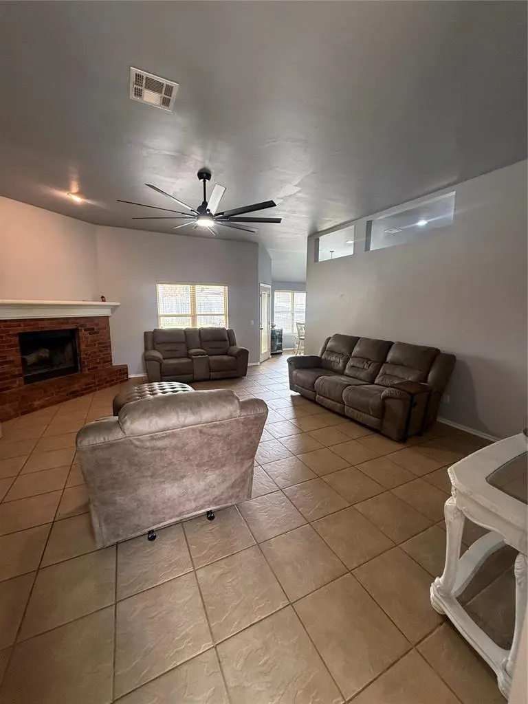 Photo 4 — 1800 Meadow Run Drive, Moore, OK 73160