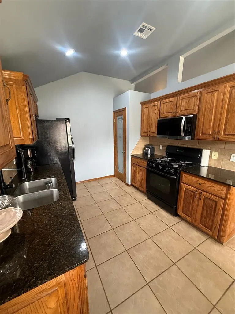 Photo 15 — 1800 Meadow Run Drive, Moore, OK 73160