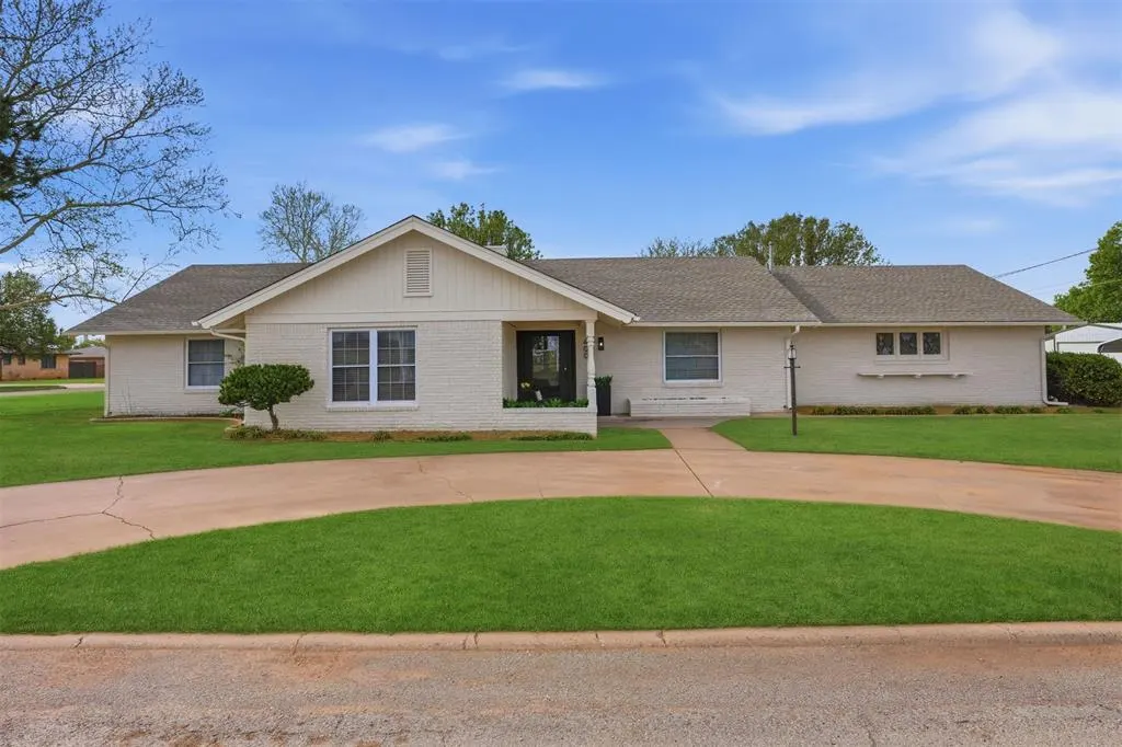 Photo 2 — 400 W Elm Street, Hobart, OK 73651