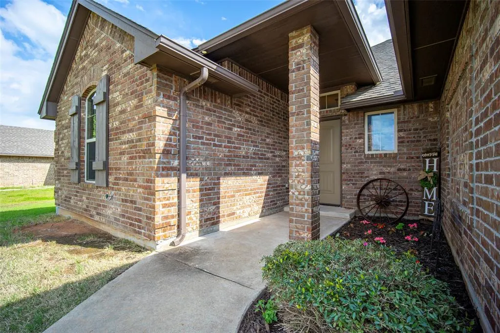 Photo 2 — 11208 NW 8th Street, Yukon, OK 73099