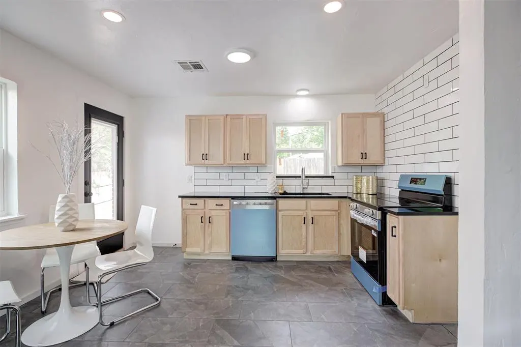 Photo 9 — 3041 W Eubanks Street, Oklahoma City, OK 73112