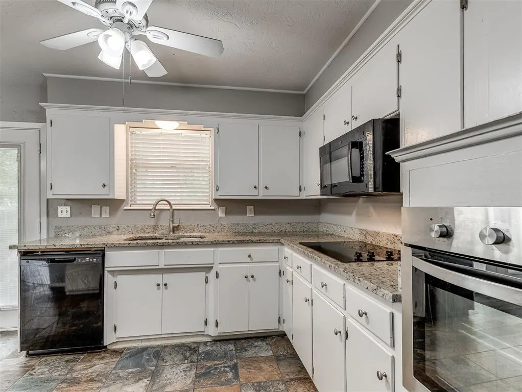 Photo 14 — 2013 Hardy Drive, Edmond, OK 73013
