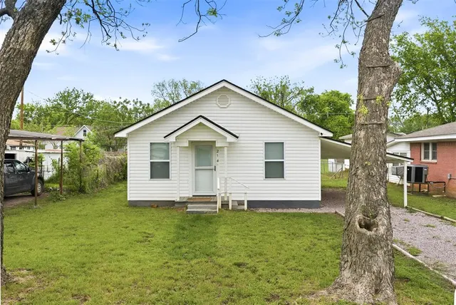 Front exterior — 214 S Locust Street, Pauls Valley, OK 73075