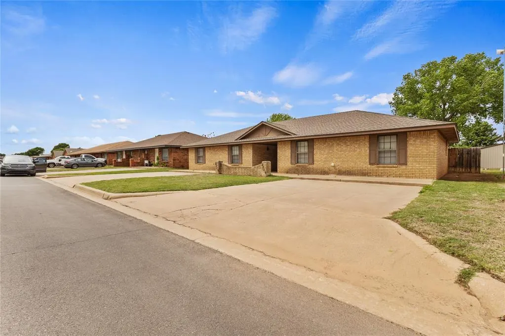 Photo 2 — 2113 Lynn Lane, Weatherford, OK 73096