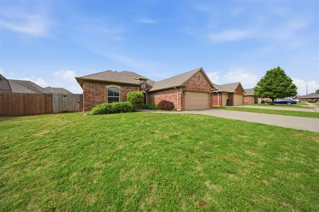 Photo 2 — 2112 SE 9th Street, Moore, OK 73160
