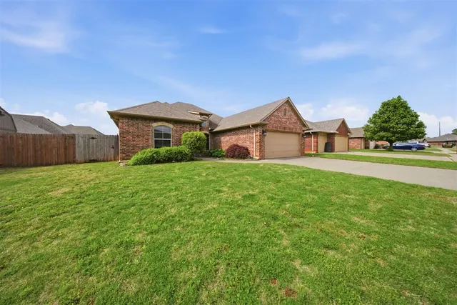 Photo 2 — 2112 SE 9th Street, Moore, OK 73160