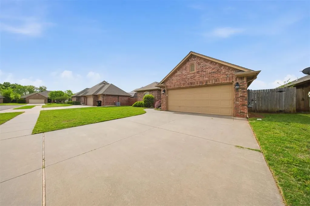 Photo 3 — 2112 SE 9th Street, Moore, OK 73160