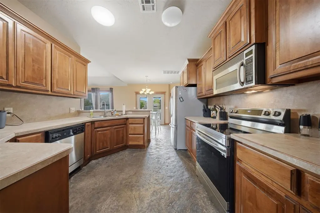Photo 9 — 2112 SE 9th Street, Moore, OK 73160