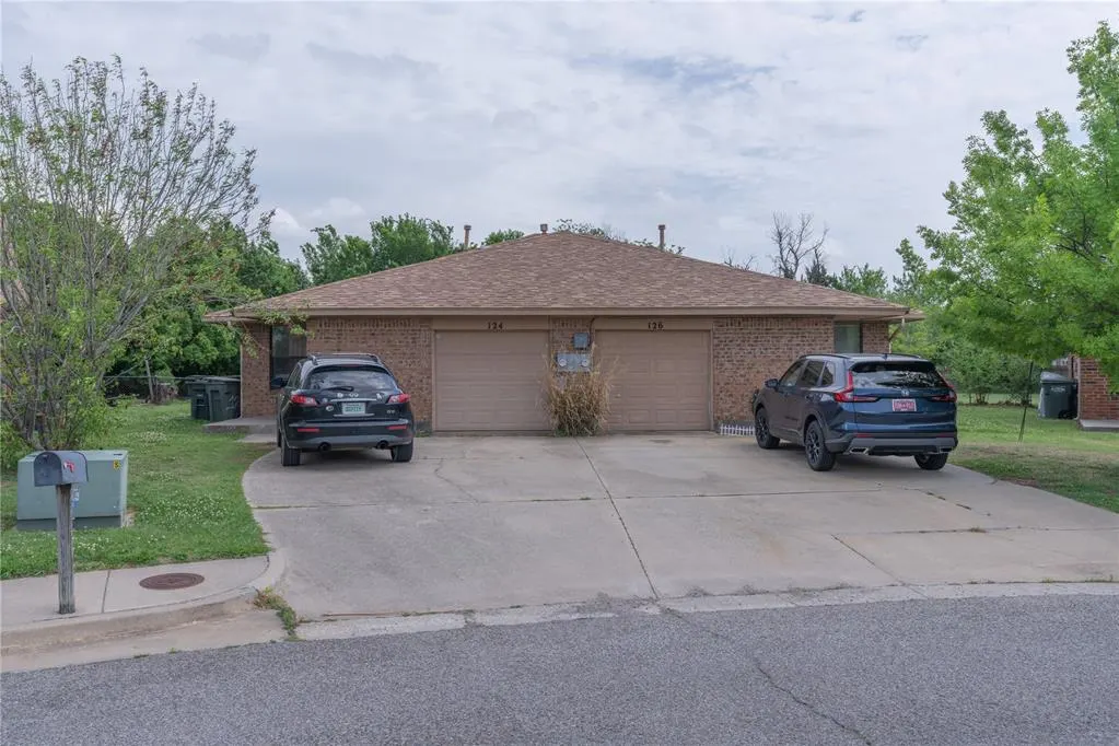 Front exterior — 124 Barrett Place, Edmond, OK 73003