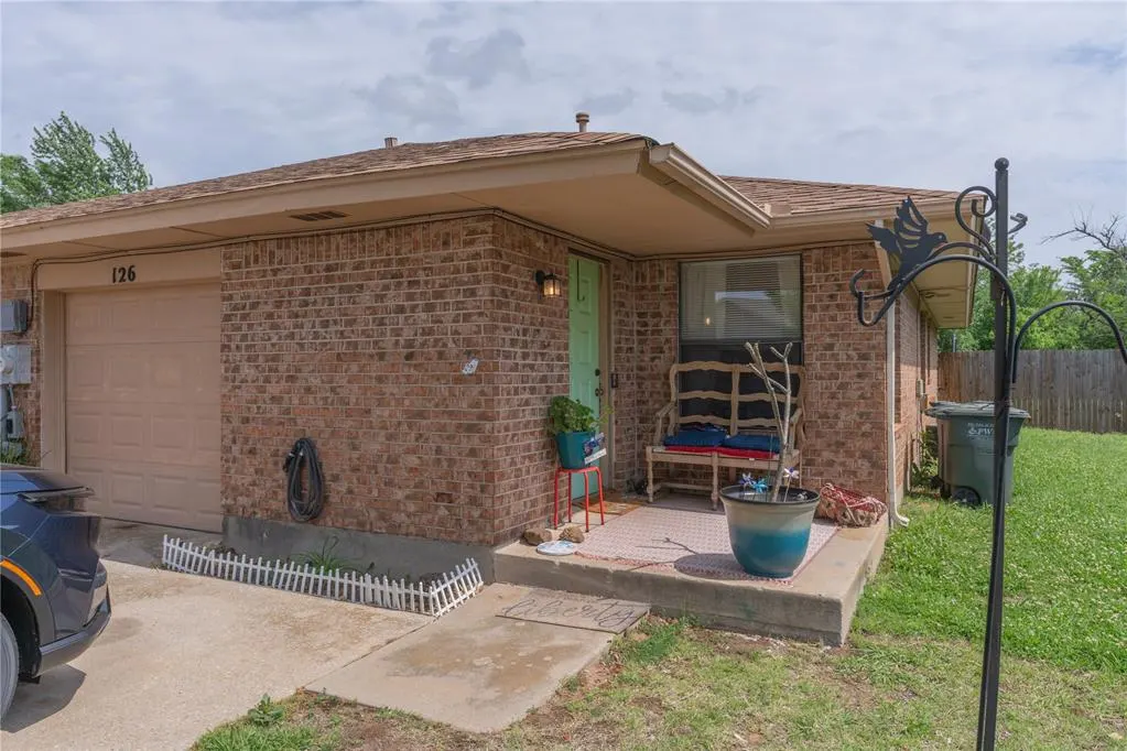 Photo 2 — 124 Barrett Place, Edmond, OK 73003