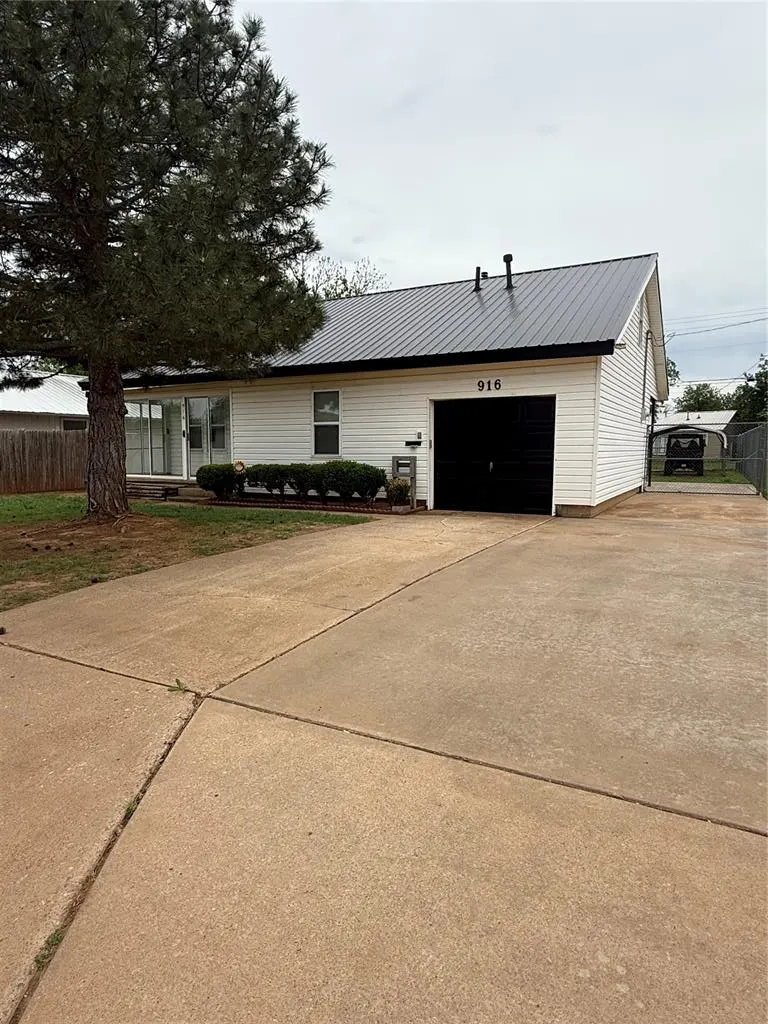 Front exterior — 916 E A Street, Altus, OK 73521