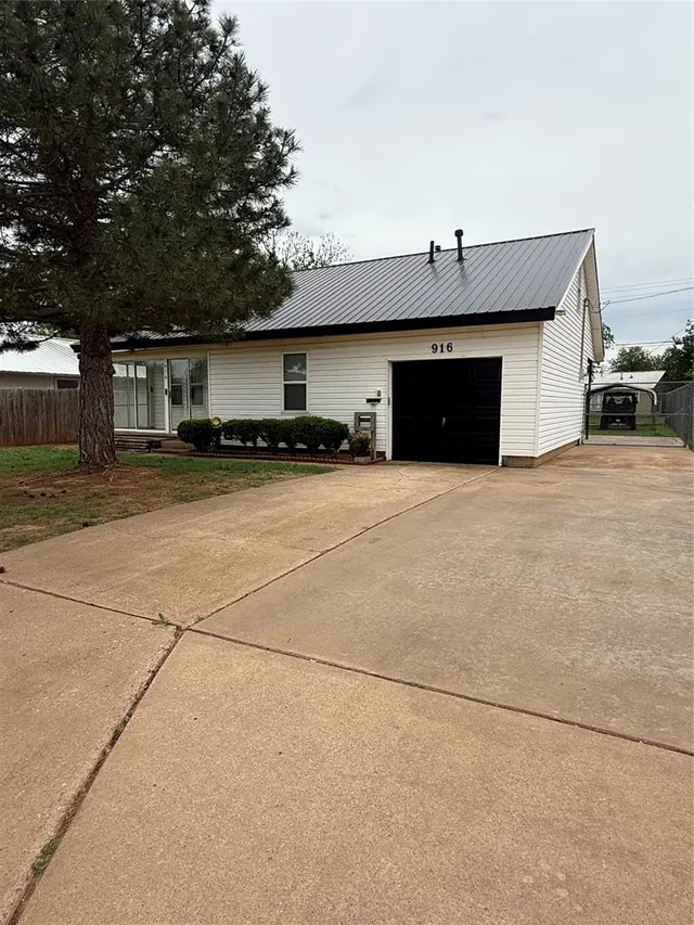Front exterior — 916 E A Street, Altus, OK 73521