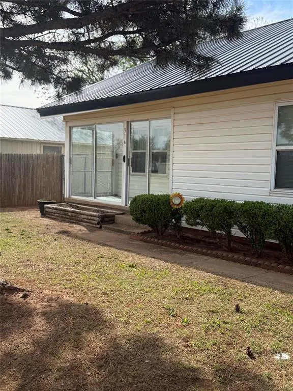 Photo 3 — 916 E A Street, Altus, OK 73521