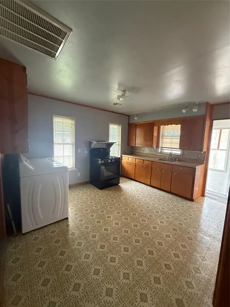 Photo 13 — 916 E A Street, Altus, OK 73521