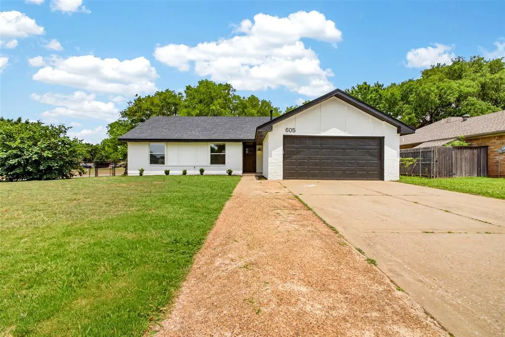 Front exterior — 605 Cinnamon Drive, Edmond, OK 73003