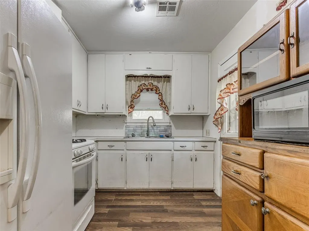 Photo 8 — 6021 NW 57th Street, Warr Acres, OK 73122