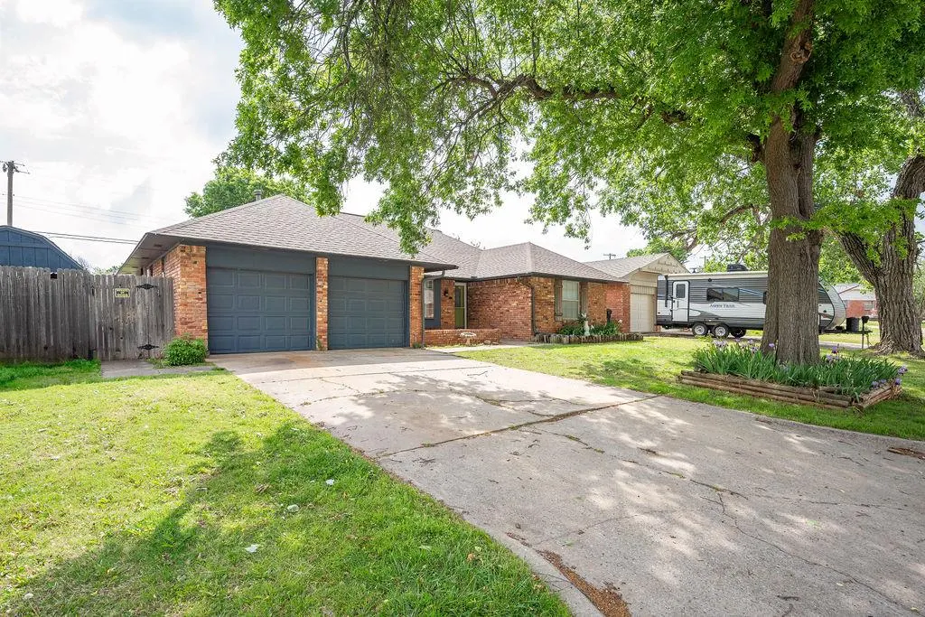 Photo 2 — 6112 N Allison Drive, Oklahoma City, OK 73112