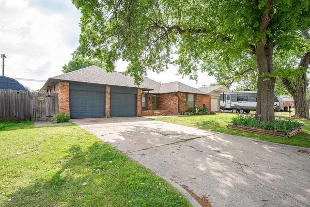 Photo 2 — 6112 N Allison Drive, Oklahoma City, OK 73112
