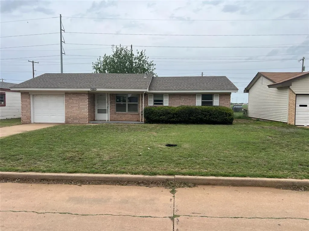 Photo 2 — 505 Mars Street, Altus, OK 73521