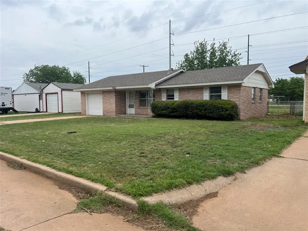 Photo 3 — 505 Mars Street, Altus, OK 73521