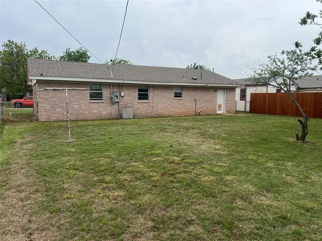 Photo 4 — 505 Mars Street, Altus, OK 73521
