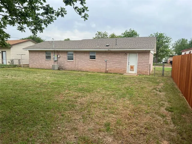 Photo 6 — 505 Mars Street, Altus, OK 73521