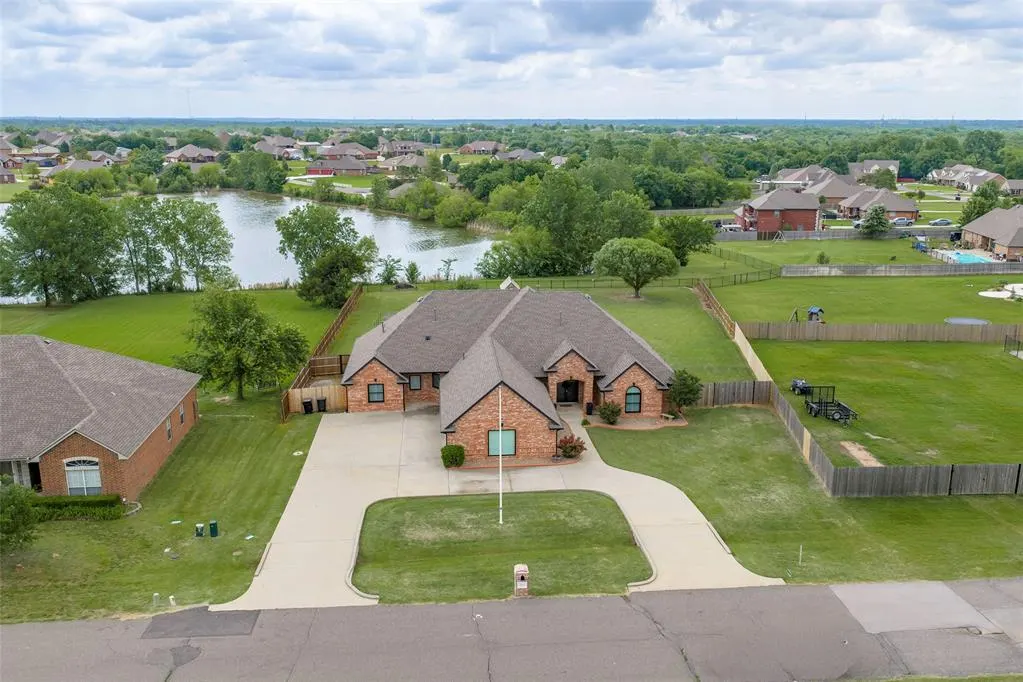 Photo 5 — 3012 Twin Lake Drive, Moore, OK 73165
