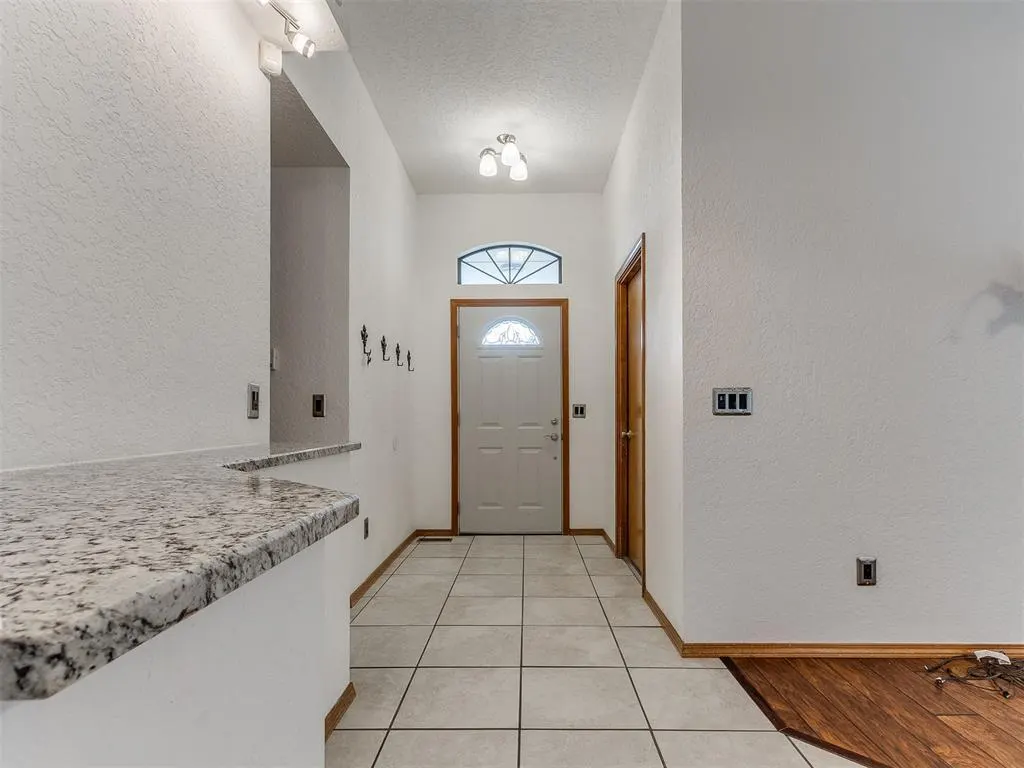 Photo 7 — 8213 Wilshire Ridge Drive, Oklahoma City, OK 73132