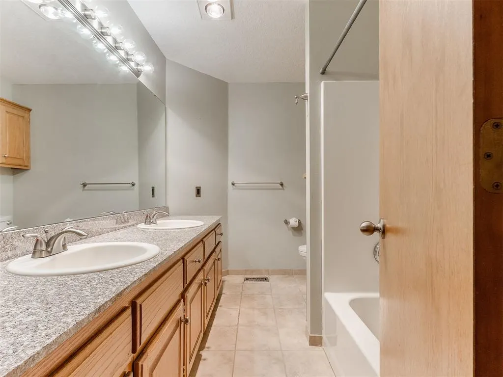 Photo 40 — 8213 Wilshire Ridge Drive, Oklahoma City, OK 73132