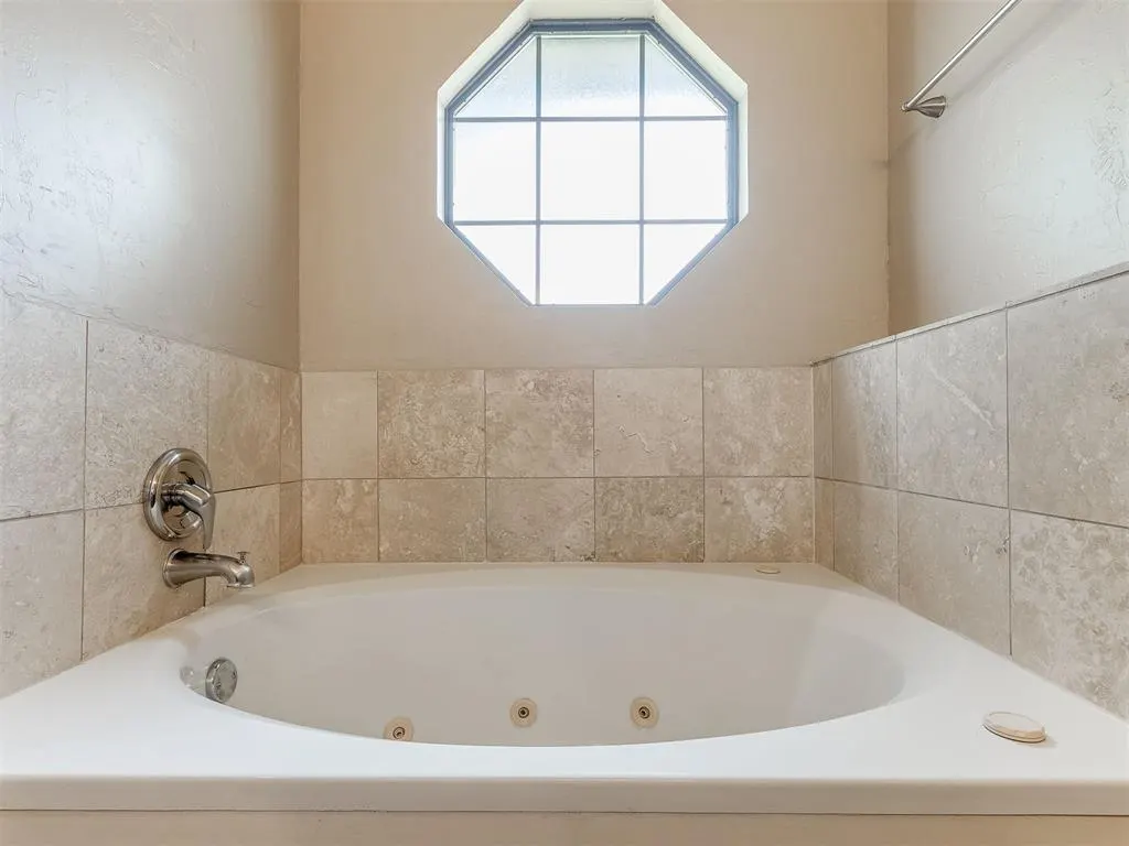 Photo 32 — 8213 Wilshire Ridge Drive, Oklahoma City, OK 73132