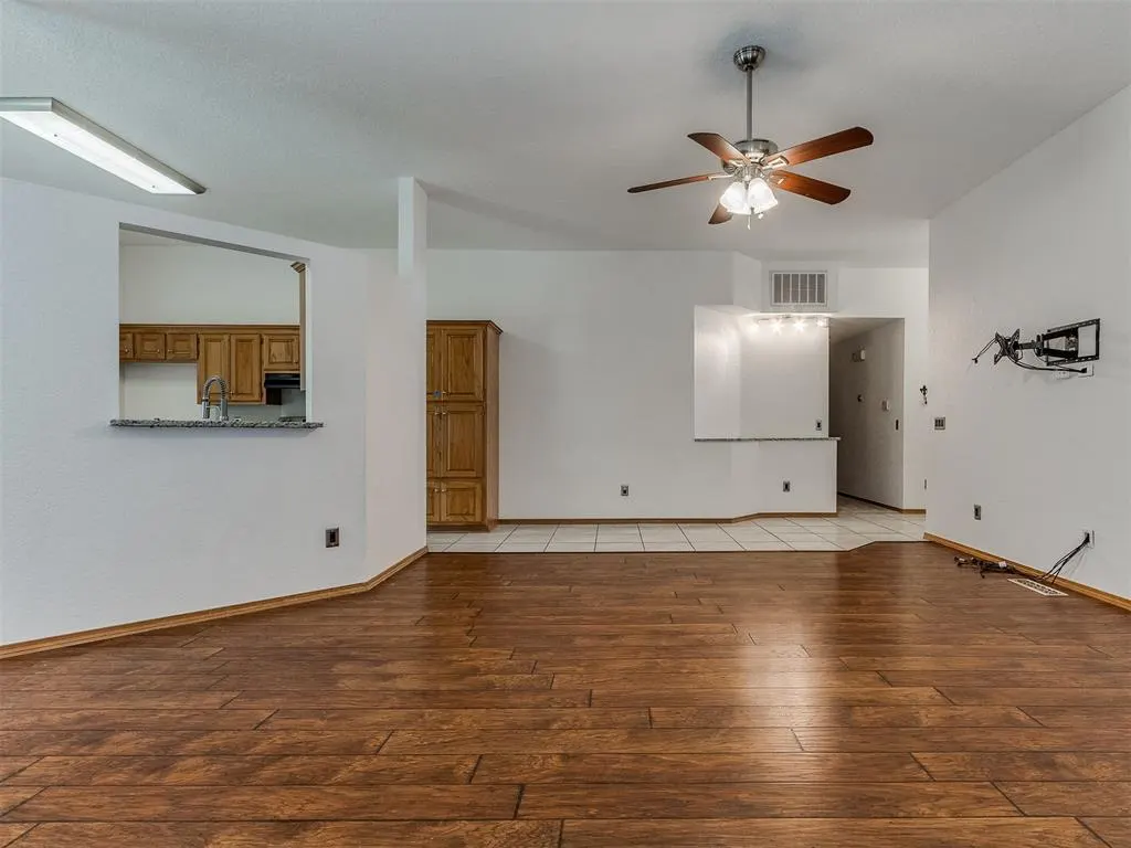 Photo 13 — 8213 Wilshire Ridge Drive, Oklahoma City, OK 73132