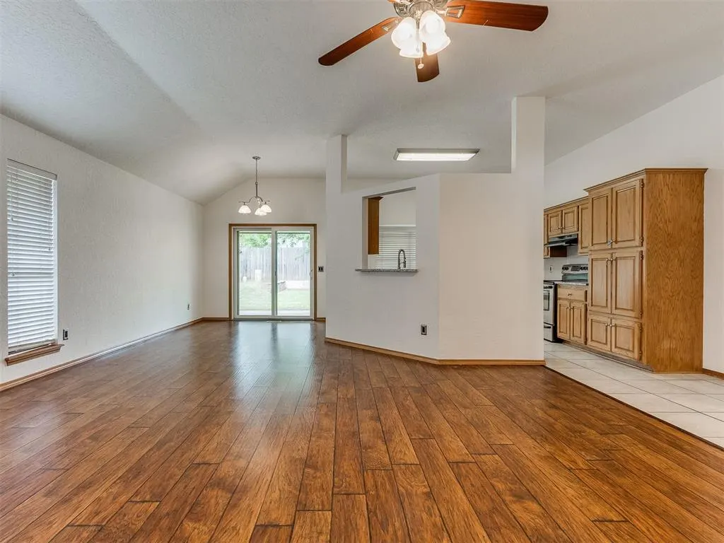 Photo 14 — 8213 Wilshire Ridge Drive, Oklahoma City, OK 73132