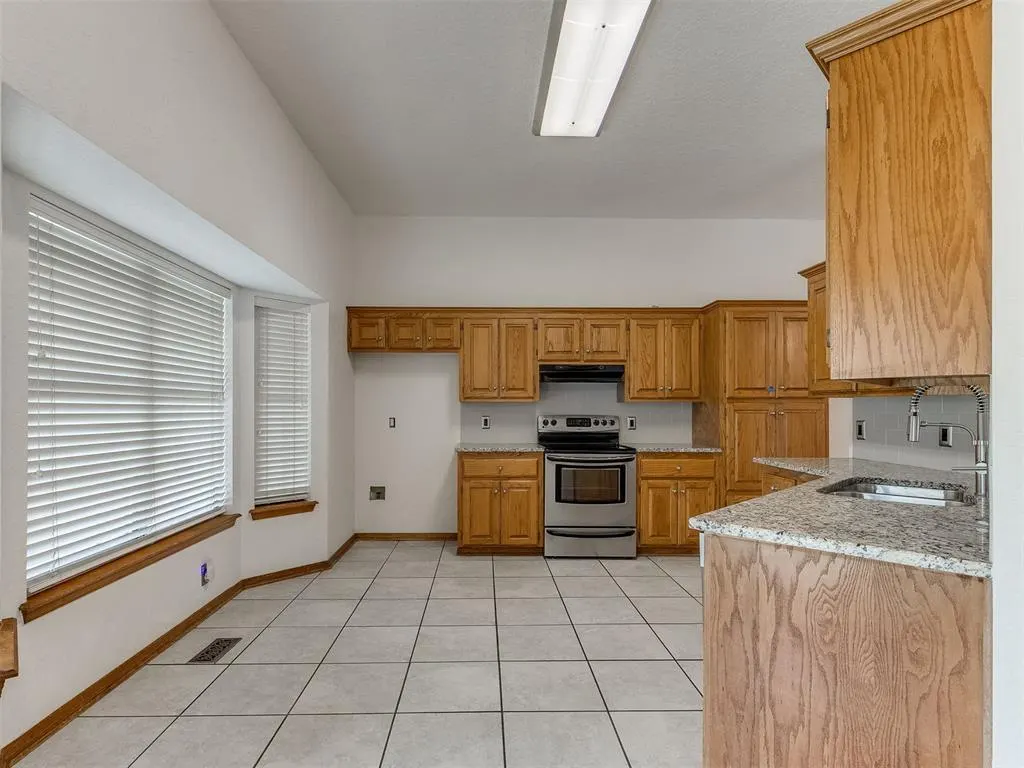 Photo 19 — 8213 Wilshire Ridge Drive, Oklahoma City, OK 73132