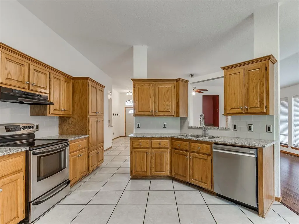 Photo 21 — 8213 Wilshire Ridge Drive, Oklahoma City, OK 73132