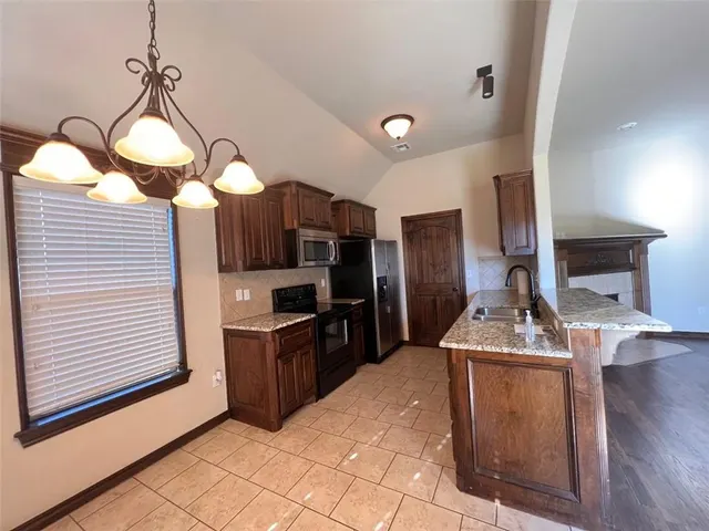 Photo 6 — 12108 Chesterfield Lane, Oklahoma City, OK 73173