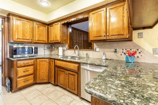 Photo 3 — 912 Carfax Road, Edmond, OK 73034
