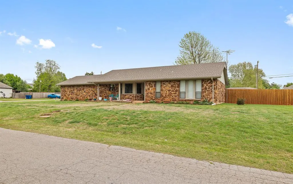 Photo 2 — 824 N Madison Avenue, Blanchard, OK 73010