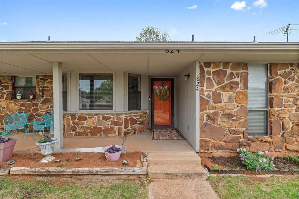 Photo 3 — 824 N Madison Avenue, Blanchard, OK 73010