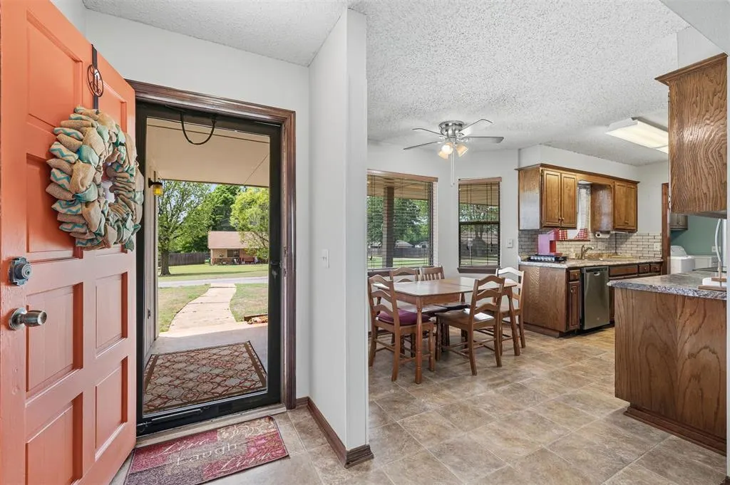 Photo 4 — 824 N Madison Avenue, Blanchard, OK 73010