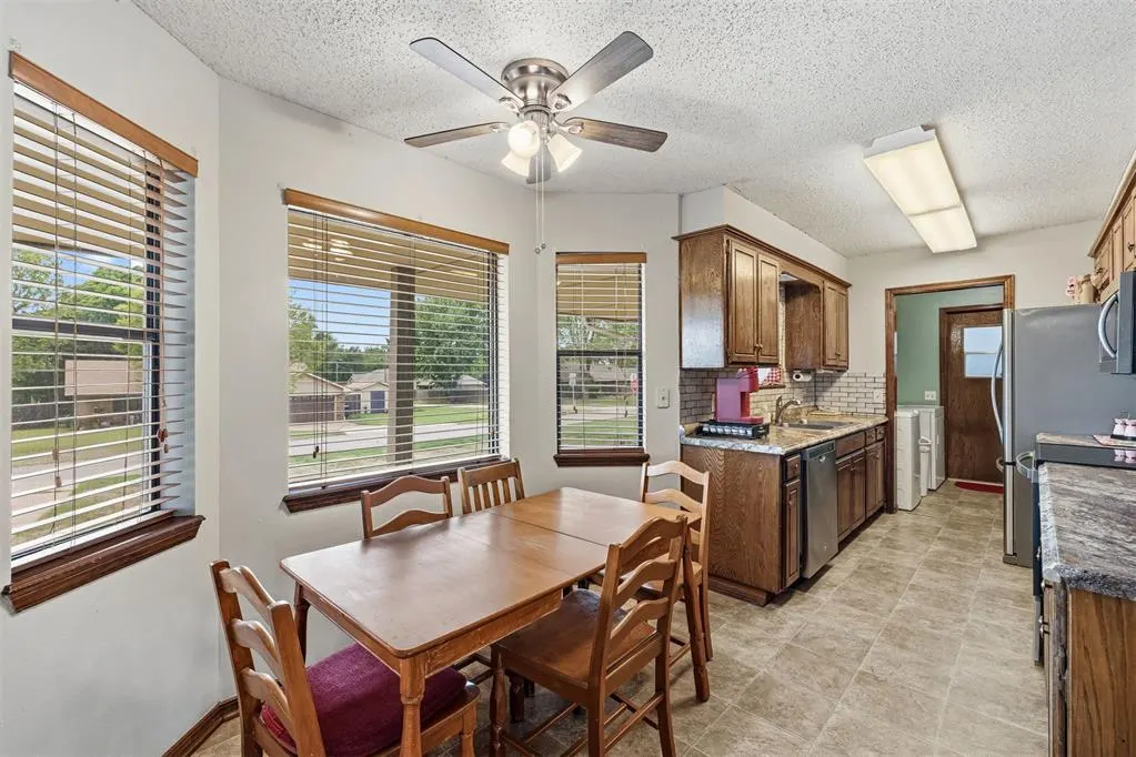 Photo 11 — 824 N Madison Avenue, Blanchard, OK 73010