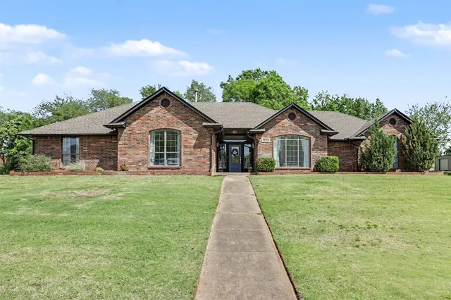 Photo 2 — 5620 valley Way, Oklahoma City, OK 73150