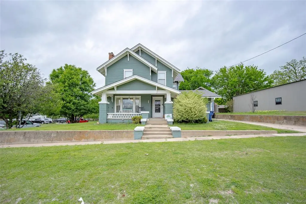Front exterior — 302 E Cherokee Street, Wynnewood, OK 73098