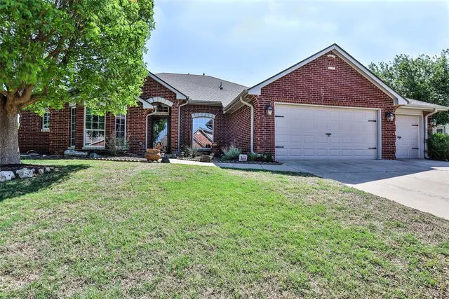 Photo 2 — 13912 Teagen Lane, Yukon, OK 73099