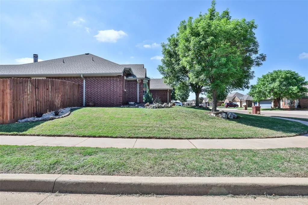 Photo 3 — 13912 Teagen Lane, Yukon, OK 73099