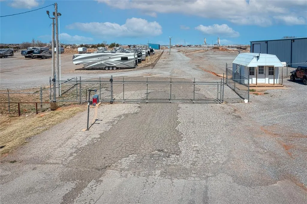 Photo 8 — 2615 W 20th Street, Elk City, OK 73644