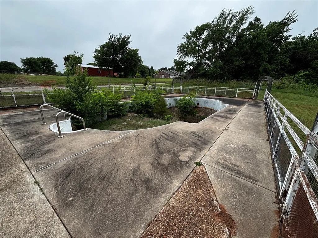 Photo 4 — 702 Valley View Drive, Maysville, OK 73057